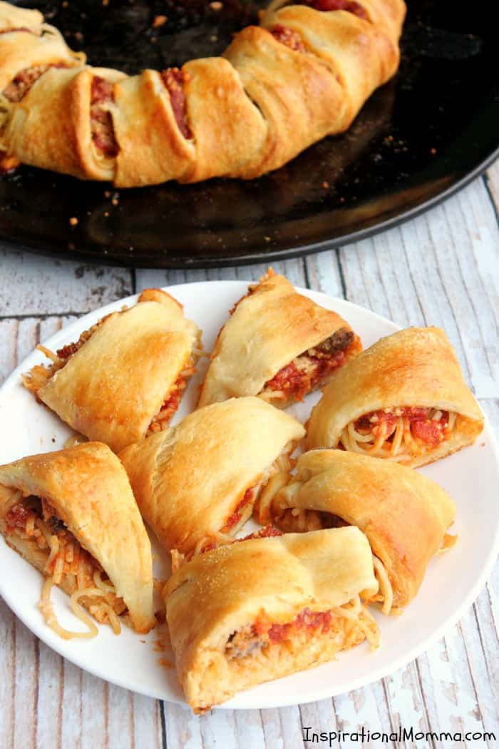 This Spaghetti & Meatball Garlic Crescent Ring is filled with noodles, meatballs, and flavorful Homestyle Ragu. #SimmeredinTradition #HomestyleSauces