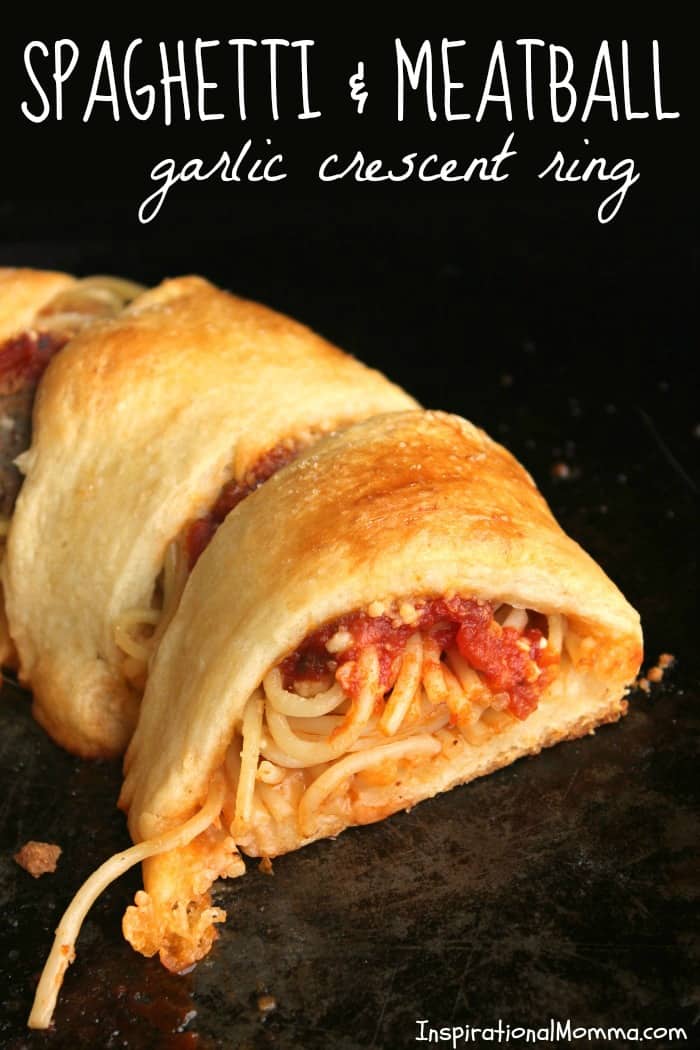 This Spaghetti & Meatball Garlic Crescent Ring is filled with noodles, meatballs, and flavorful Homestyle Ragu. #SimmeredinTradition #HomestyleSauces
