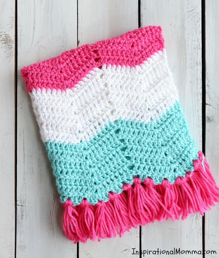This Sweet Chevron Pattern Crochet Baby Blanket will help you create a perfect gift for someone special. Using simple crochet stitches, this pattern is great for beginning crocheters! #InspirationalMomma #CrochetBabyBlanket #BabyBlanket #Crochet #Blanket #FreePattern #Pattern #Handmade #Homemade #DIY