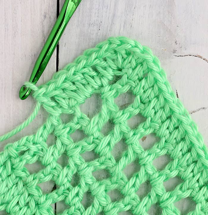 This Easy Double Crochet Blanket is a perfect project for beginning crocheters. Created with simple stitches, this blanket is quick, easy, and very cute! #inspirationalmomma #doublecrochet #crochet #crocheting #baby #blanket #babyblanket #beginner #easy #quick