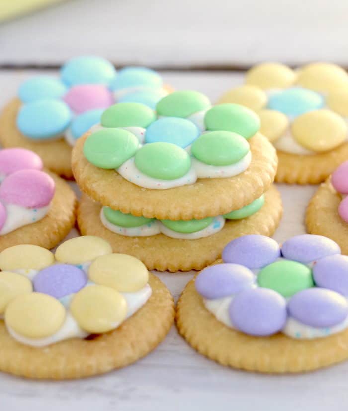 Spring Flower Ritz Cracker Recipe - Crispy Ritz Crackers covered with melted confetti white chocolate chips, and finally topped off with a gorgeous M&M flower. #inspirationalmomma #springtreats #springdesserts #eastertreats #easterdesserts #ritzcracker #m&ms #easydessert #quick #recipe #ritzcrackerrecipes