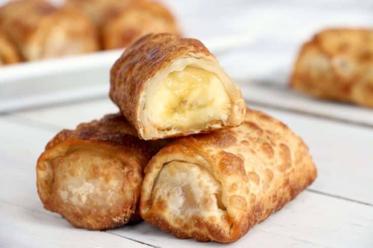 This Peanut Butter Banana Egg Roll Recipe is amazing! A crispy egg roll wrapper filled with creamy peanut butter and a sweet banana makes a perfect dessert! #InspirationalMomma #EggRollRecipe #PeanutButter #Banana #PeanutButterBanana #EggRolls #Recipe #Dessert #Desserts