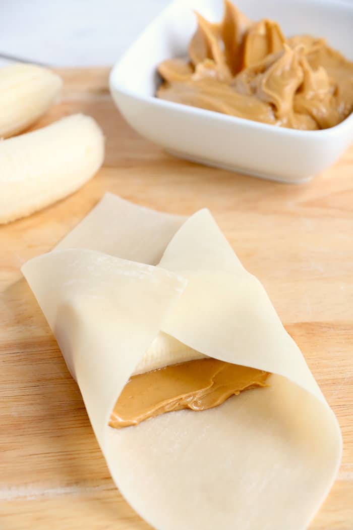 This Peanut Butter Banana Egg Roll Recipe is amazing! A crispy egg roll