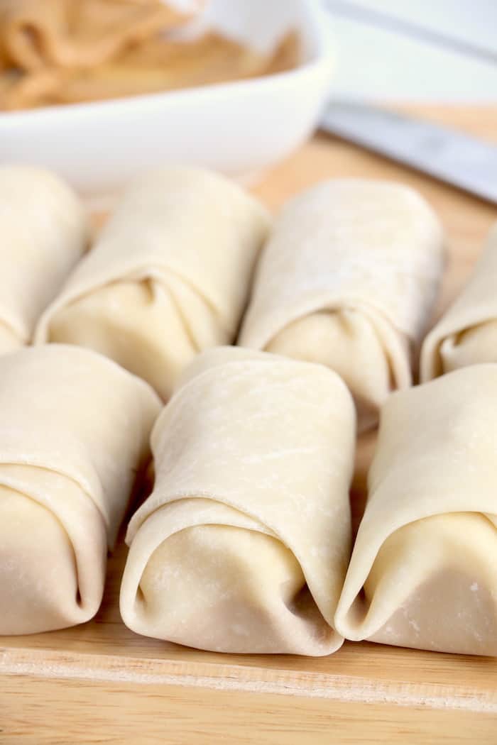 This Peanut Butter Banana Egg Roll Recipe is amazing! A crispy egg roll
